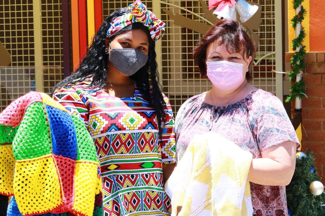 Geraldine Meyer and Oosthuysen show off some of the blankets