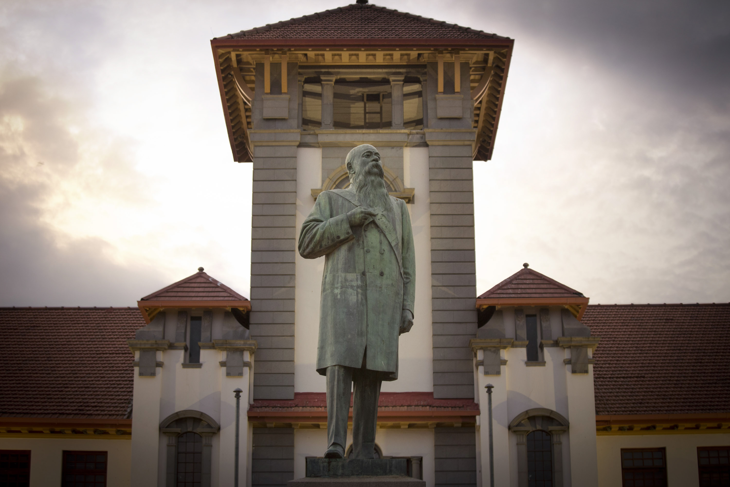 MT Steyn - Main Building and Statue 