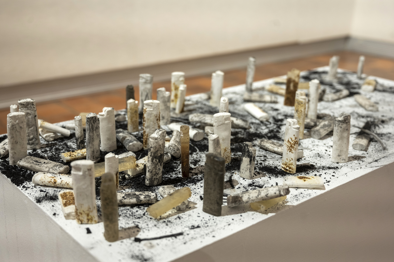 Megan Johns, "Battleground", tobacco, charcoal dust, plaster of paris and resin, 93,5 x 50 x 7,5 cm