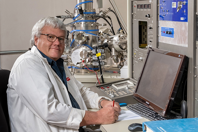 Prof Hendrik Swart