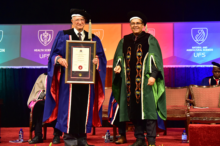 Prof Lotter receives Chancellor’s Medal for outstanding service