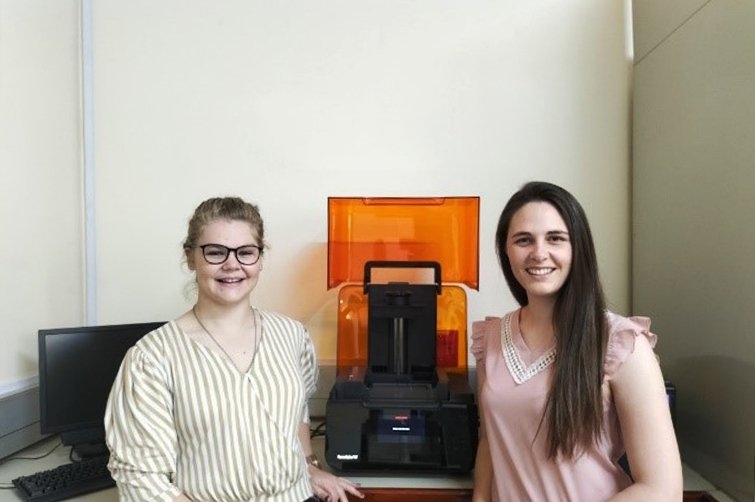 Two of the master’s students, Hané Pieters (left) and Ghita Bruwer, with the 3D printer