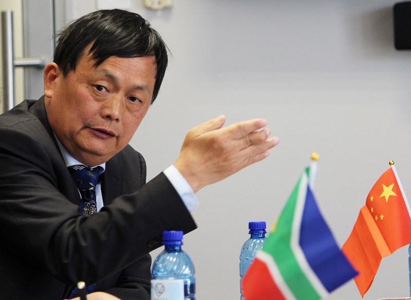 The Minister-Counsellor, Mr Shen Long, during his visit to the Bloemfontein Campus of the University of the Free State (UFS).
