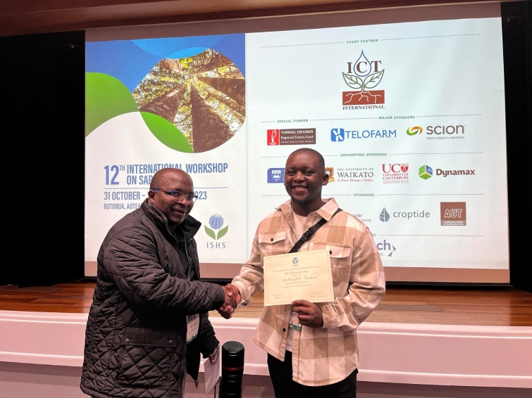 Dr Phumudzo Tharaga congratulates Muthianzhele Ravuluma on winning the prestigious award.