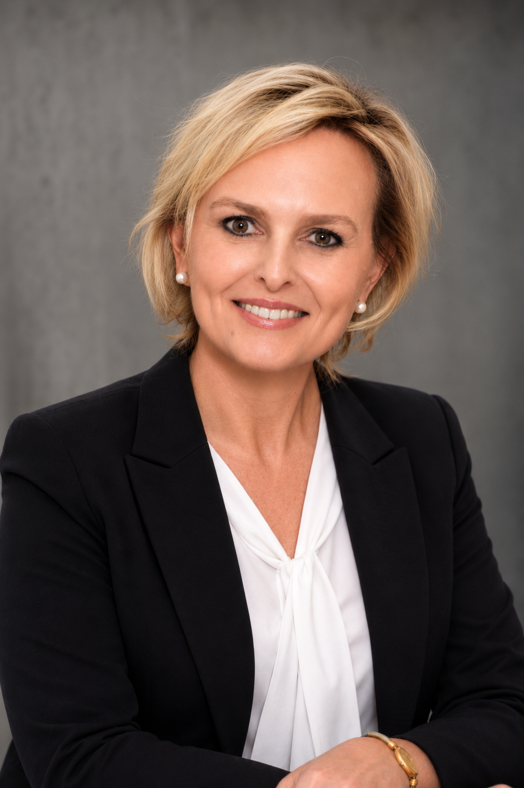 Dr Adri Du Plessis