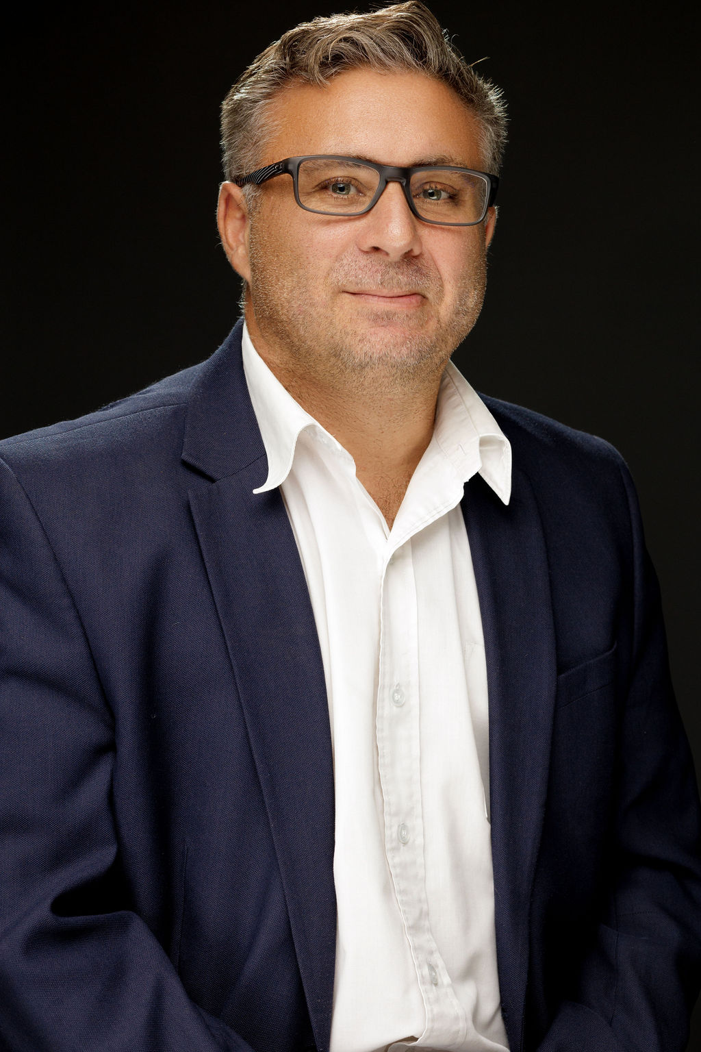 Dr Leon Bezuidenhoud