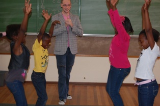 Description: Marnus Nieuwoudt, B.Mus. student, with learners from the Odeion School of Music Tags: Marnus Nieuwoudt, B.Mus., Mangaung String Programme, service learning, Odeion School of Music