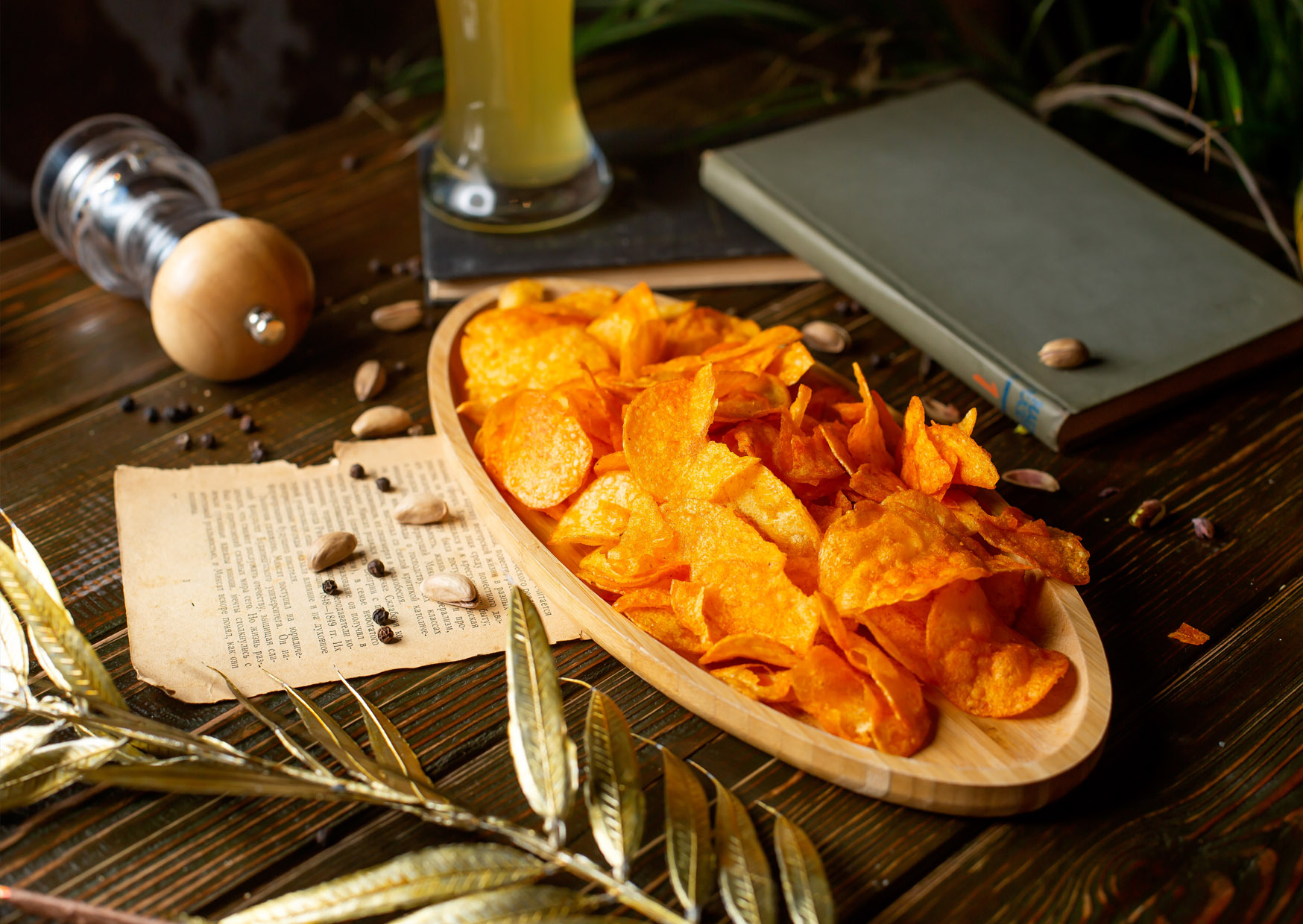 crispy-chips-wooden-bowl