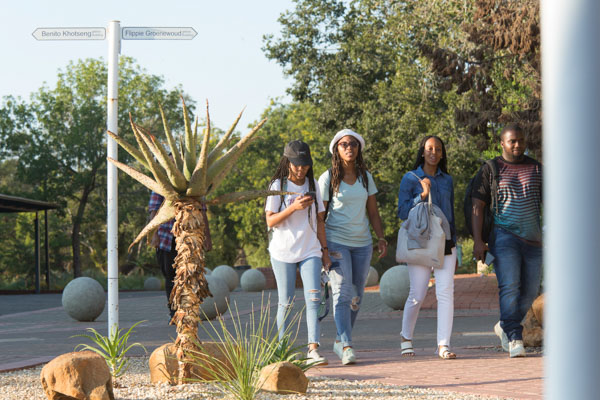 Students walking on the Bloemfontein Campus